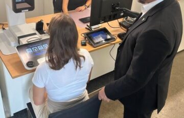 Kämpfen Sie nicht allein gegen die Bürokratie – und vertrauen Sie keine Generalisten, die das Verwaltungsrecht nicht beherrschen. Wir sind eine geschlossene Einheit aus spezialisierten Rechtsanwälten, die staatliche Institutionen in Deutschland, Österreich, der Schweiz, Luxemburg, den Niederlanden, Belgien und darüber hinaus bereits vielfach mit deren eigenen Vorschriften geschlagen haben. Wo andere stagnieren, handeln wir – mit Recht, Logik und Legitimität. Ihr Status. Ihre Akte. Ihr Recht. Gesichert – durch DokumenteKanzlei.de.